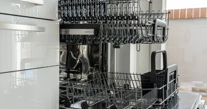 Moet je de vaatwasser opendoen of dichtlaten na het draaien?