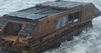 Bizar: deze Canadese woonboot spoelde 3000 kilometer verderop aan op een strand in Ierland!