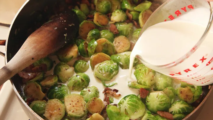 Das ist der Grund warum du Rosenkohl immer in Milch kochen solltest