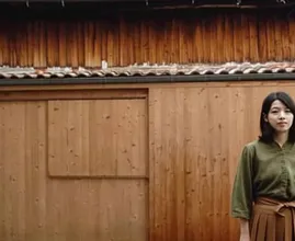 Young woman inherited her grandfather’s old garage, but hidden within its walls lies a true paradise.