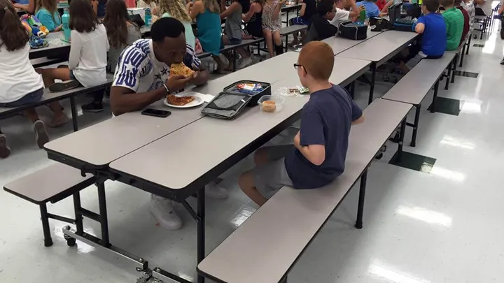 Dit gepeste autistische jongetje zit wéér in z'n eentje te eten.. Wat deze footballspeler dan doet verdient 1000 likes!