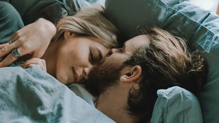 Dormire insieme è meglio per la vostra relazione?
