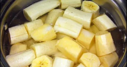 Koche und trinke abends Bananenwasser und du wirst staunen, wie gut du danach schläfst!