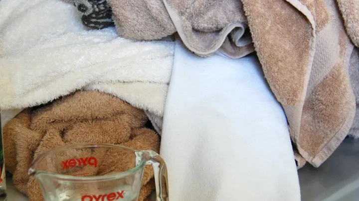 Riechen deine Handtücher auch etwas muffelig? Mit DIESEM Mittel ganz bestimmt nicht mehr