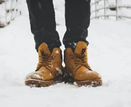 Questo semplice trucco impedirà ai tuoi piedi di diventare freddi mentre indossi le scarpe