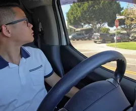 Un uomo lascia l'appartamento per un'auto: non crederai cosa c'è dentro!