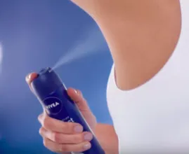 Witte of gele deodorantstrepen in je kleding? Zo krijg je ze er weer uit!