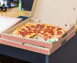 Wyjątkowa sytuacja: mężczyzna oświadcza się swojej dziewczynie pizzą