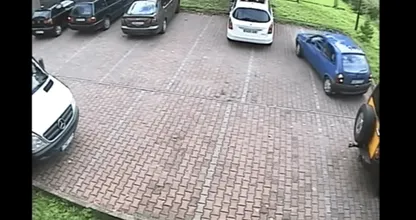 Kijk deze eens uitparkeren! Dit is echt grappig om te zien. Bij 2.24 wordt het helemaal mooi!