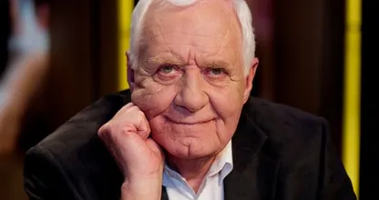 Voormalig televisiepresentator Aad van den Heuvel overleden