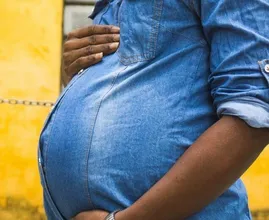 Pewna kobieta rodzi dziecko, a dopiero 26 dni później bliźnięta