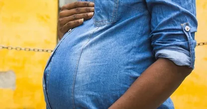 La mujer primero da a luz a un bebé y luego a mellizos tan solo 26 días después