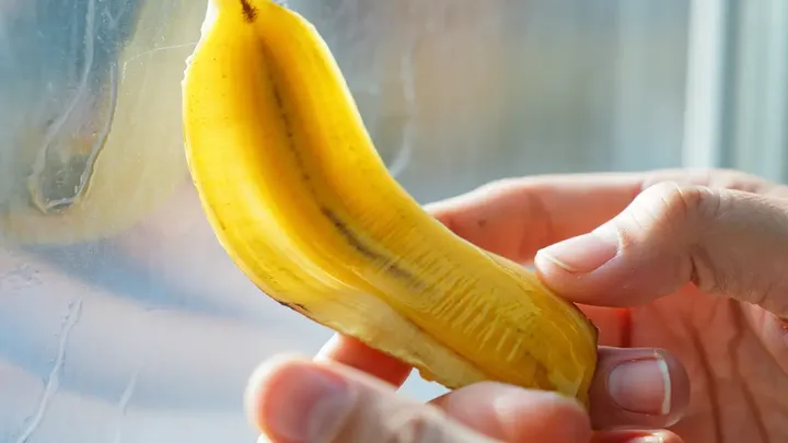 Das ist der Grund, warum Sie Ihre Fenster mit einer Bananenschale reinigen sollten