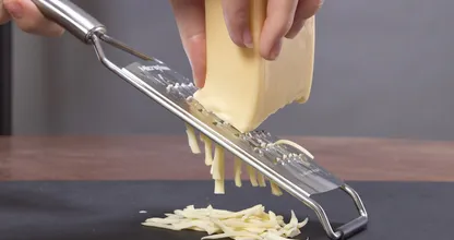 So bekommst du die kleinen Lücken vom Käsehobel wieder sauber