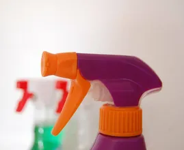 10 natuurlijke huisgemaakte schoonmaakmiddelen en waar je ze voor gebruikt