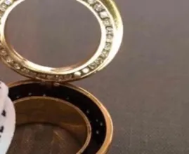 Vrouw in shock als juwelier haar dít vertelt over de oude ring van haar moeder