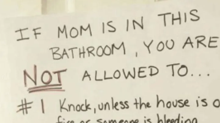 Deze moeder wil niet gestoord worden in de badkamer en dat doet ze DIT! Hilarisch!