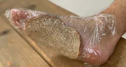 パン切れ一枚を足に巻くと起こる事が衝撃的！あなたも試してみませんか？