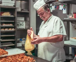 Nieuw SBS6-programma laat mensen met dementie werken in horeca