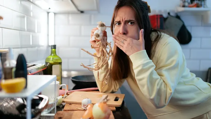 Garlic breath can last almost a day: researchers found an apple can help