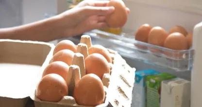 Huh? Blijkbaar kun je eieren beter niet in de koelkastdeur bewaren