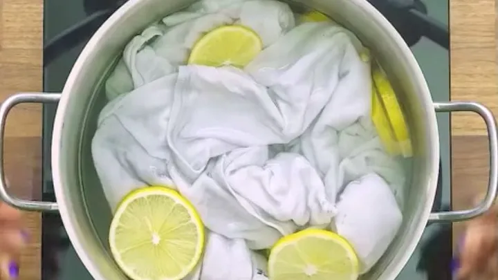 Hierve una camisa blanca en una olla con rodajas de limón para obtener este increíble resultado
