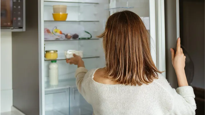 Met deze tips verwijder je vervelende geurtjes uit je koelkast