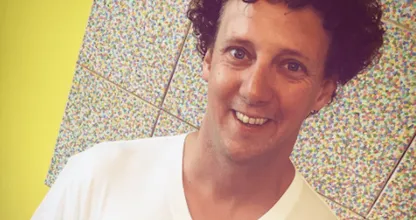 Jochem Myjer verrast iedereen op zijn verjaardag met geweldig nieuws. We wensen hem heel veel geluk!