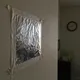 La gente está pegando papel de aluminio a sus paredes, y el resultado puede ahorrarle mucho esfuerzo y dinero