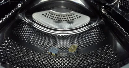 Hein?! Une tablette lave-vaisselle dans la machine à laver? Cette astuce est vraiment facile et super pratique!