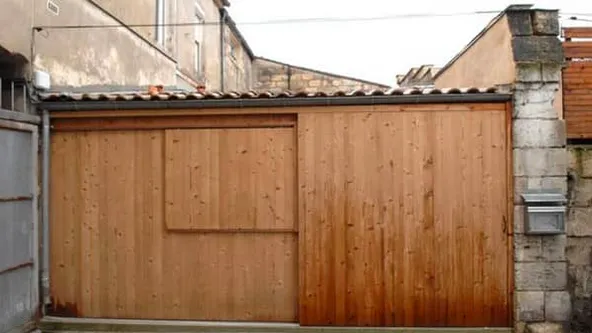 Vous pensez que c'est un garage ordinaire, jusqu'à ce que vous voyiez l'intérieur !