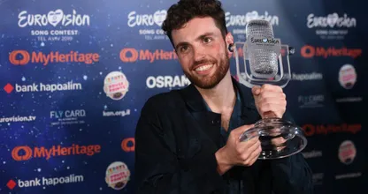 Duncan Laurence treedt op tijdens finale songfestival in Liverpool