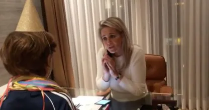 Chantal Janzen drijft de spot met RTL op hilarische wijze