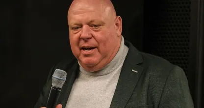 Oei: Peter Gillis stampt boos weg bij interview