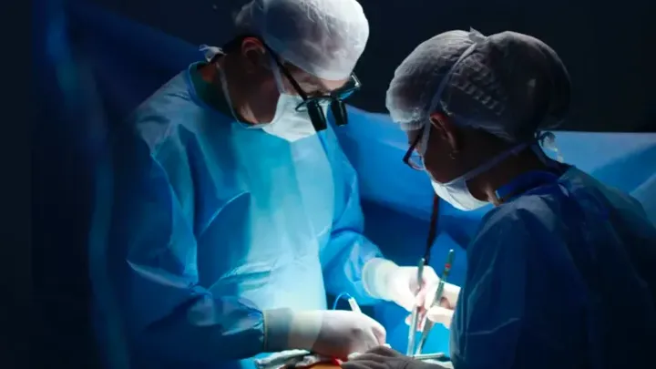Um homem faz um exame de rotina e o médico olha para a radiografia e sussurra: "Me desculpe"