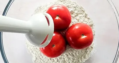 Mezcla tomates con harina para obtener un resultado sorprendente