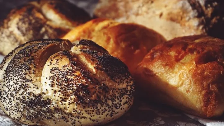 Extraño: Hombre da positivo por drogas después de comer pan de semillas de amapola