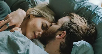Dit zegt de slaaphouding van jou en je partner over jullie relatie
