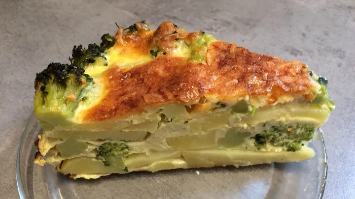 Lecker, gesund und schon innerhalb einer 30 Minuten fertig: herzhafte Torte mit Brokkoli und Kartoffeln.