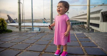 Ouders laten baby achter op luchthaven Tel Aviv en checken zelf wel in