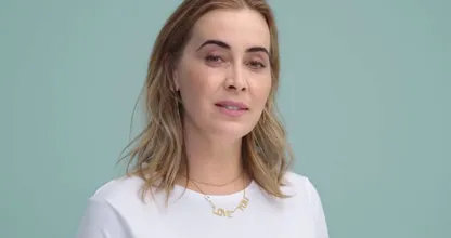 Anouk verkleedt zich als Meghan Markle (en andere iconische vrouwen)