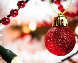 Kerstballen met glitter? Zo voorkom je dat de glitter loslaat