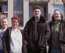 Kijkers uiten kritiek op ‘straatarm’ gezin in Steenrijk, Straatarm