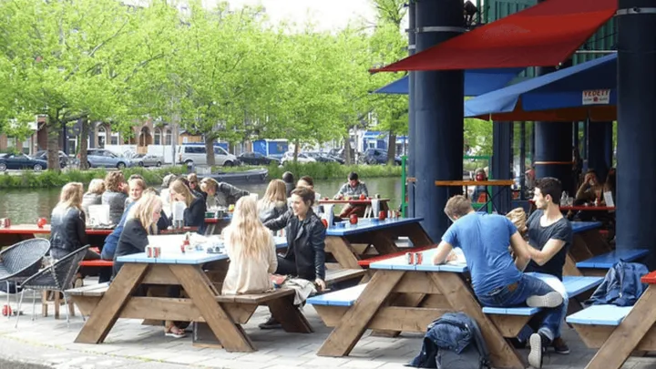 Serveerster schrijft open brief aan klant die foto maakte onder haar rokje