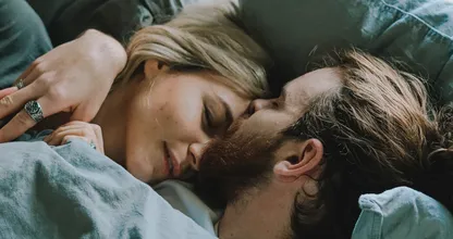 Esto es lo que dice la posición para dormir con tu pareja sobre tu relación