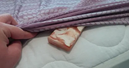 Metti una saponetta sotto le lenzuola prima di andare a letto? Ecco perché dovresti farlo