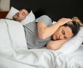 Schnarcht Ihr Partner? Hier sind einige Tipps, um das Schnarchen loszuwerden