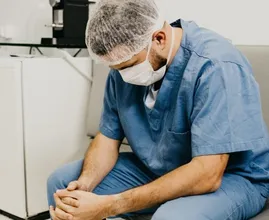 'Merendeel zorgpersoneel heeft fysieke en mentale klachten door coronacrisis'