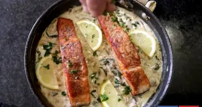 Rezept: Lachs in cremiger Spinat-Champignonsoße.