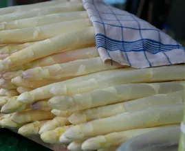 5 Gründe, warum du so viel Spargel wie möglich essen solltest!